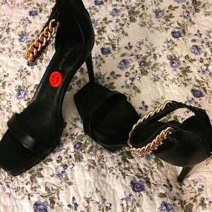 Brand New pair of black shoe with golden chain around it. Beautiful shoe!